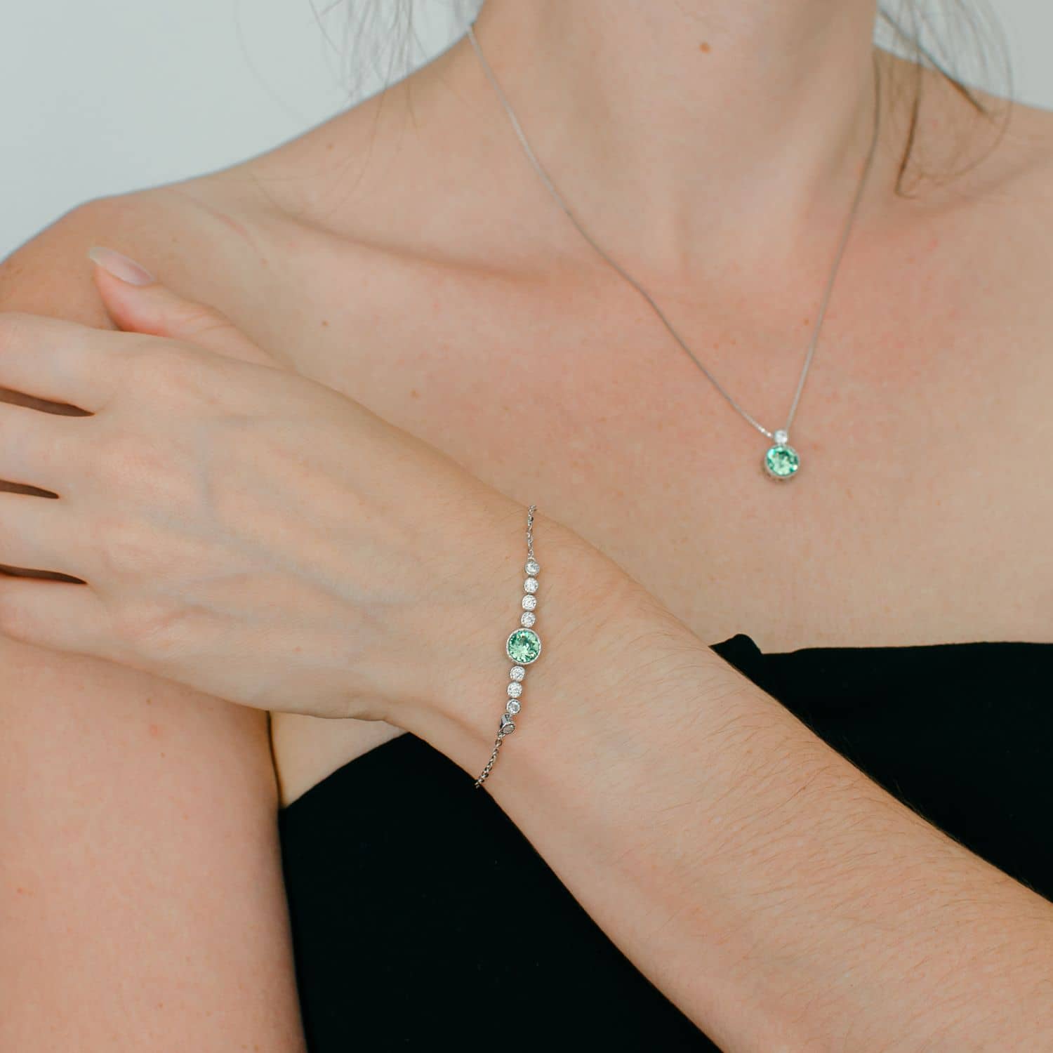 Klassisches Solitär-Schmuckset in Peridot-Grün mit österreichischen Kristallen – Geburtsstein August (August Birthstone)