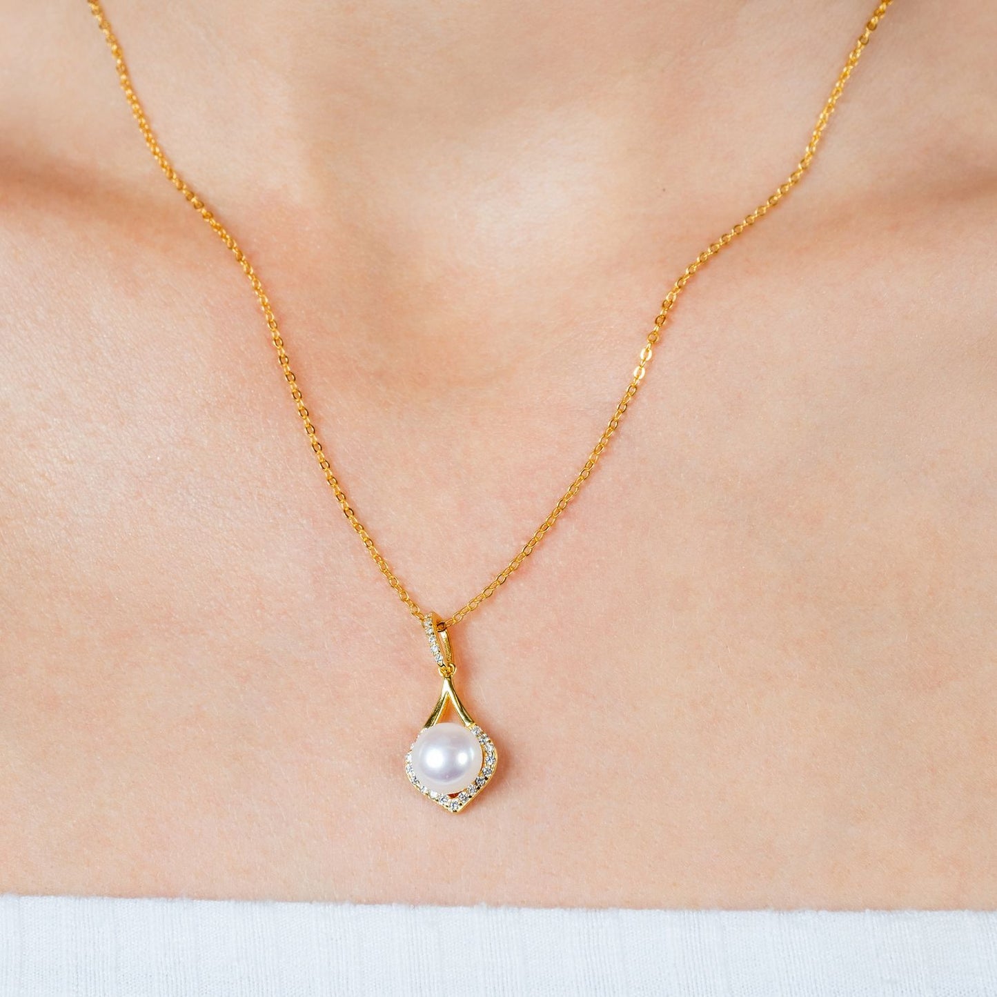 Single Pearl Teardrop Necklace in Gold