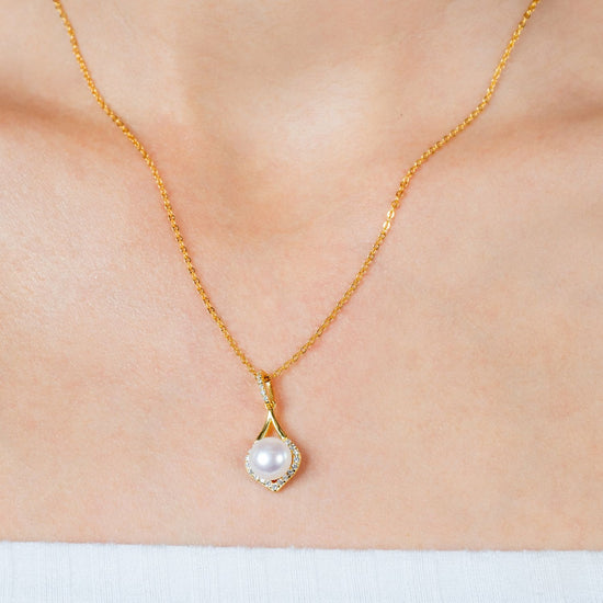 Single Pearl Teardrop Necklace in Gold